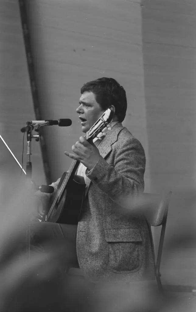 Fred Åkerström uppträder med gitarr i Hoglands park i Karlskrona 1976.