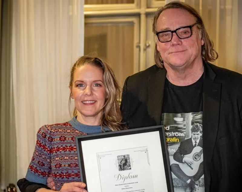 Sofia Karlsson med diplomet tillsammans med Lars Nylin.